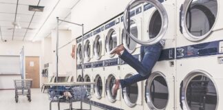 Jak przechowywać wyprasowane ubrania bez zagnieceń – sprawdzone metody