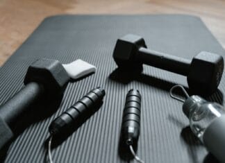 Domowy trening kardio na spalanie tkanki tłuszczowej bez skomplikowanego sprzętu Hantelki, skakanka i bidon na macie do domowego treningu kardio
