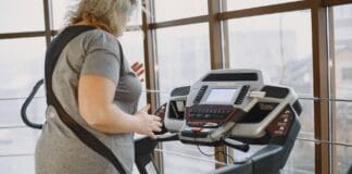5 błędów, przez które twoje cardio nie spala tłuszczu Kobieta ćwicząca na bieżni w siłowni podczas treningu cardio