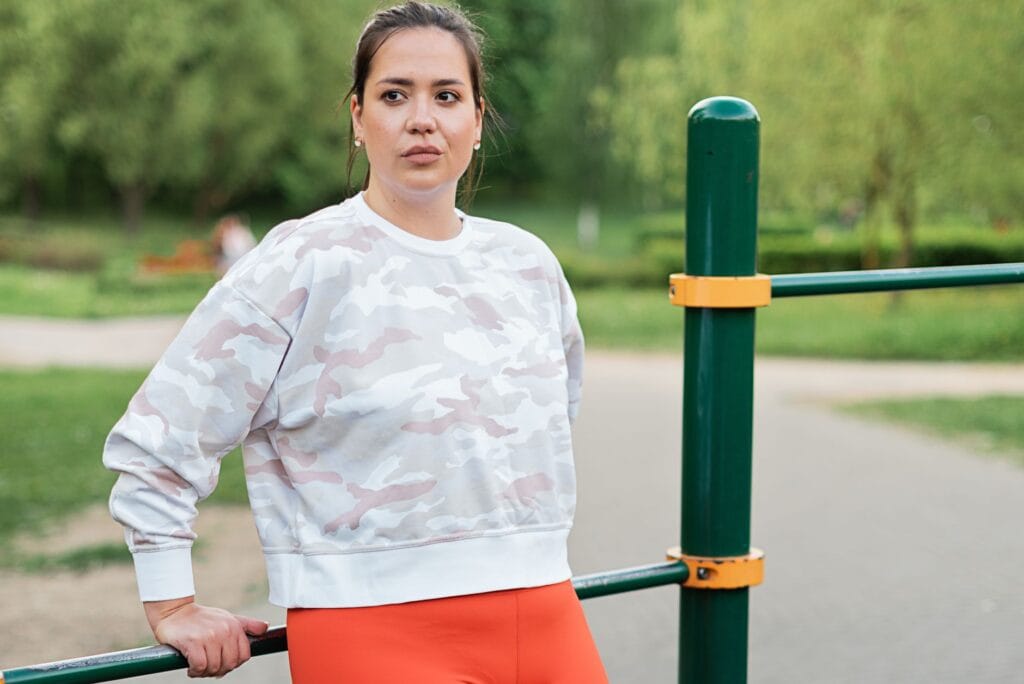 Kobieta plus size ćwicząca na świeżym powietrzu w parku fitness