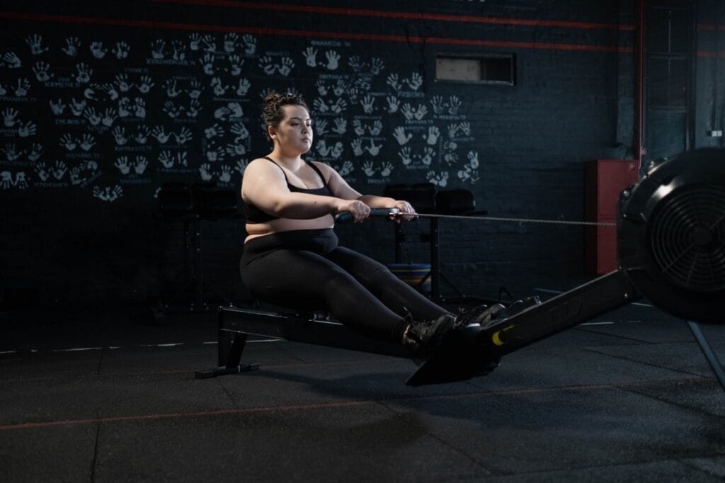 Trening obwodowy cardio dla osób z dużą nadwagą – zestaw bezpieczny dla kolan