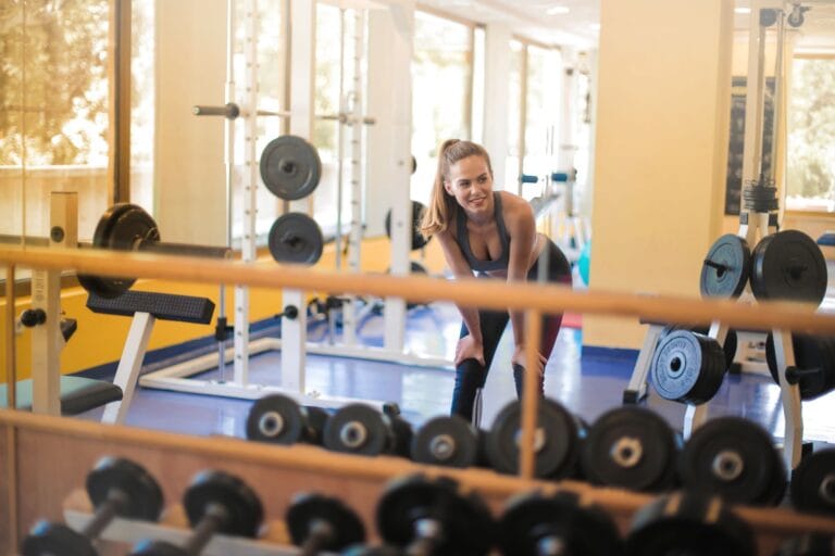 Trening obwodowy czy interwały na sali fitness – co skuteczniej redukuje tkankę tłuszczową?