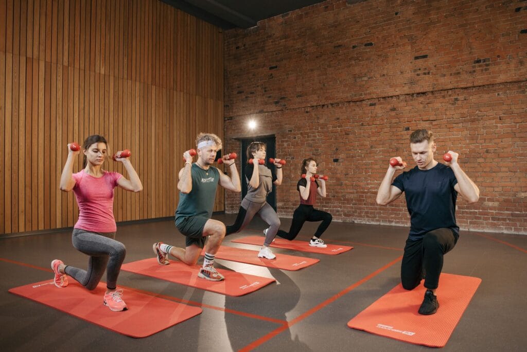 Trening obwodowy czy interwały na sali fitness – co skuteczniej redukuje tkankę tłuszczową?