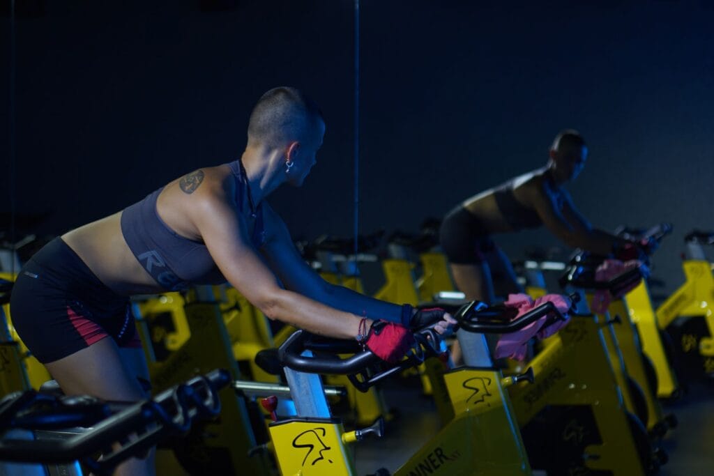 Spinning a ból kolan – co robisz źle podczas jazdy na rowerze stacjonarnym?