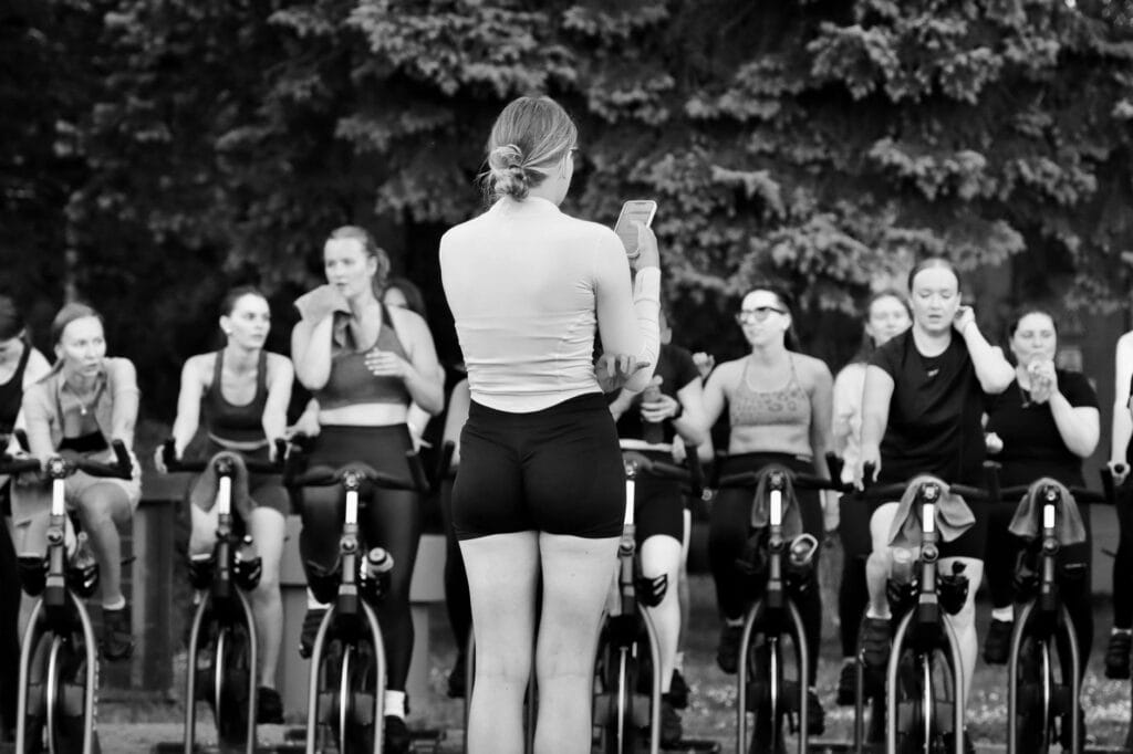 Spinning a ból kolan – co robisz źle podczas jazdy na rowerze stacjonarnym?