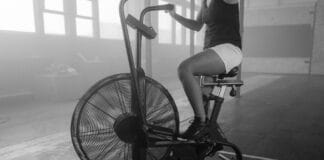 Spinning a ból kolan – co robisz źle podczas jazdy na rowerze stacjonarnym?