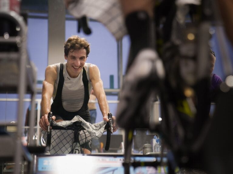 Spinning a ból kolan – co robisz źle podczas jazdy na rowerze stacjonarnym?